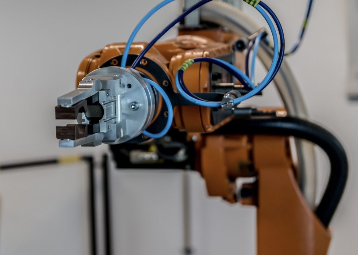 Roboterarm Digitalisierung fördert Dekarbonisierung