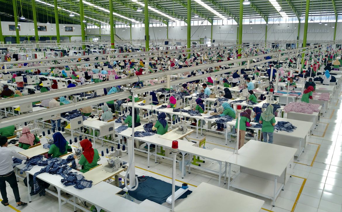 Lieferkettengesetz 2023 betrifft auch Textilproduktion in Bangladesh. Hier ist eine moderne Produktionsstätte zu sehen.