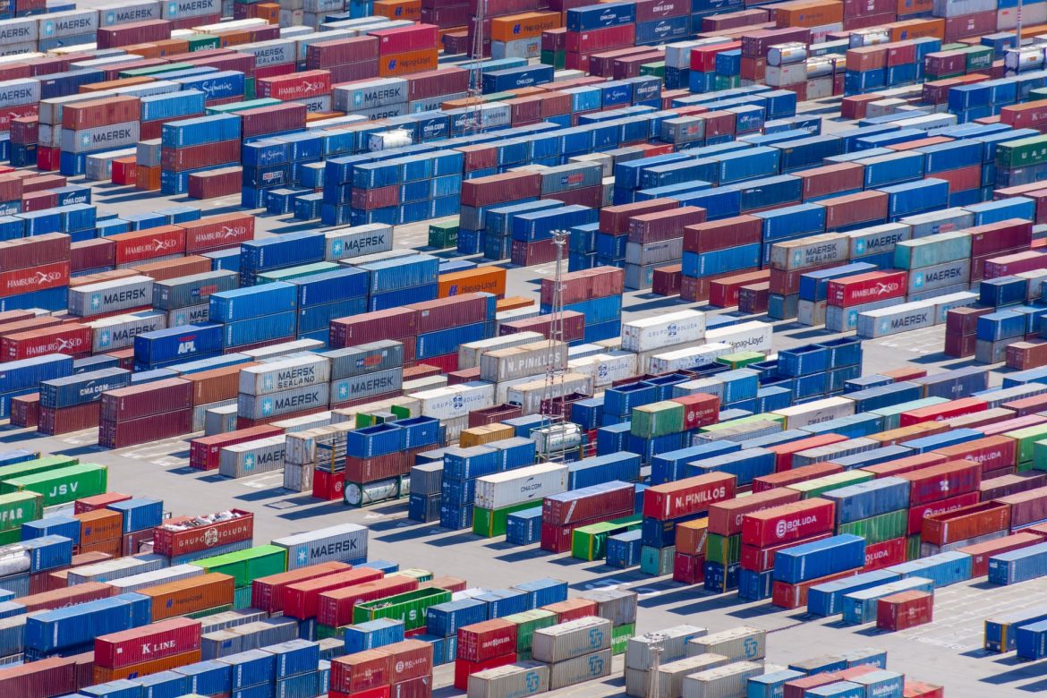 Container in Hafen Unternehmen passen Beschaffung und Lieferketten an