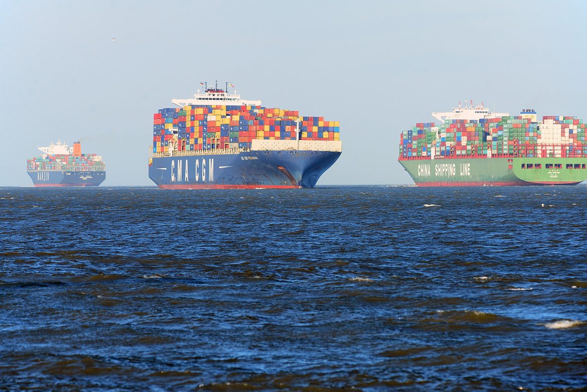 Drei Containerschiffe auf dem Meer