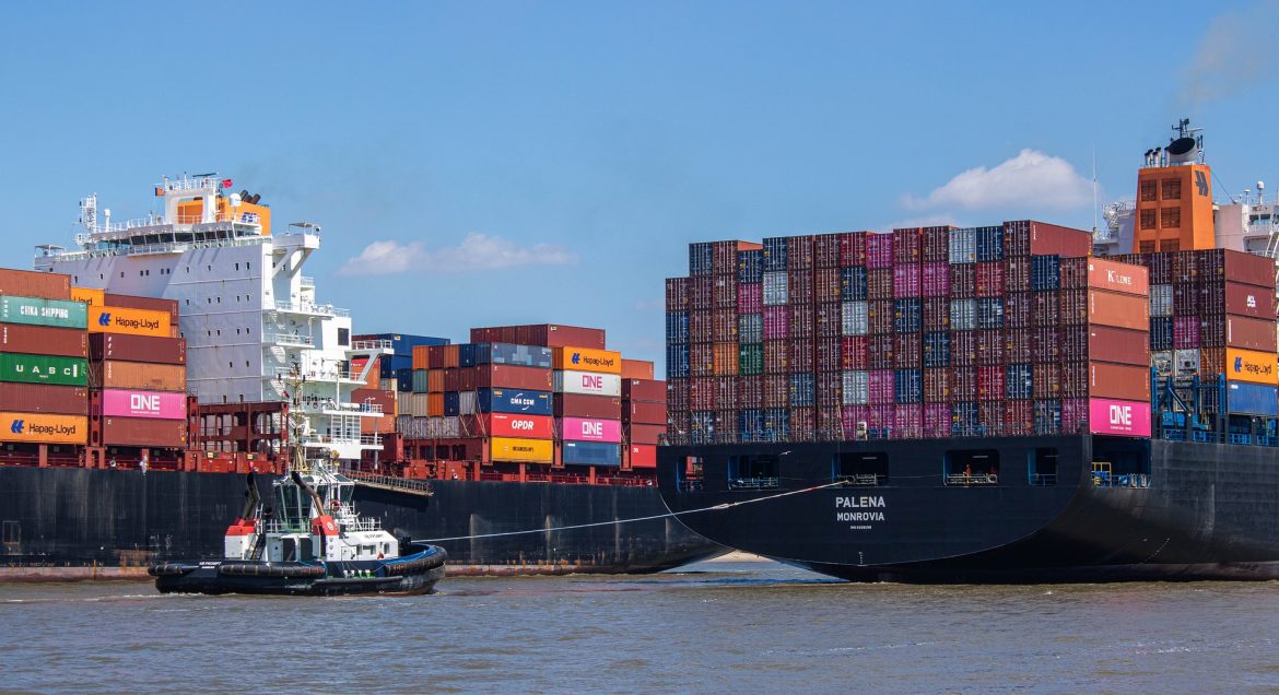 Containerschiff wird von Lotsenboot gezogen - Kollaboration