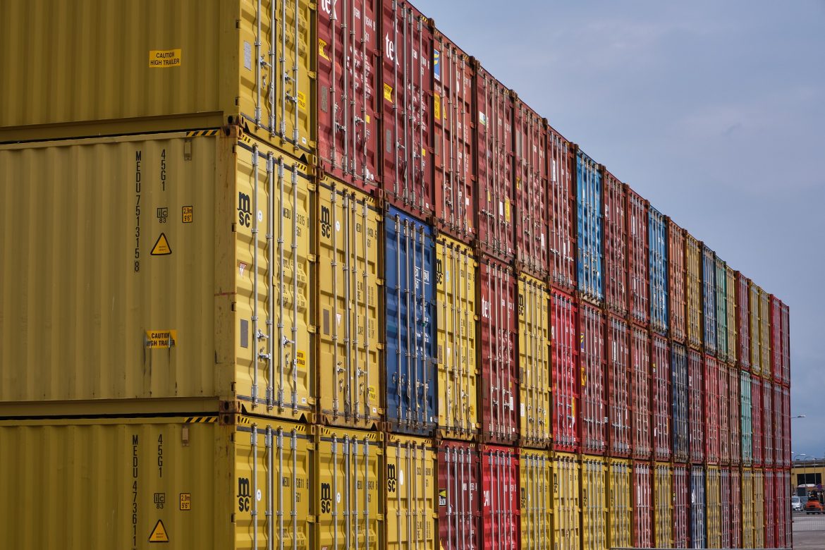 Container gestapelt im Hafen - E-Procurement