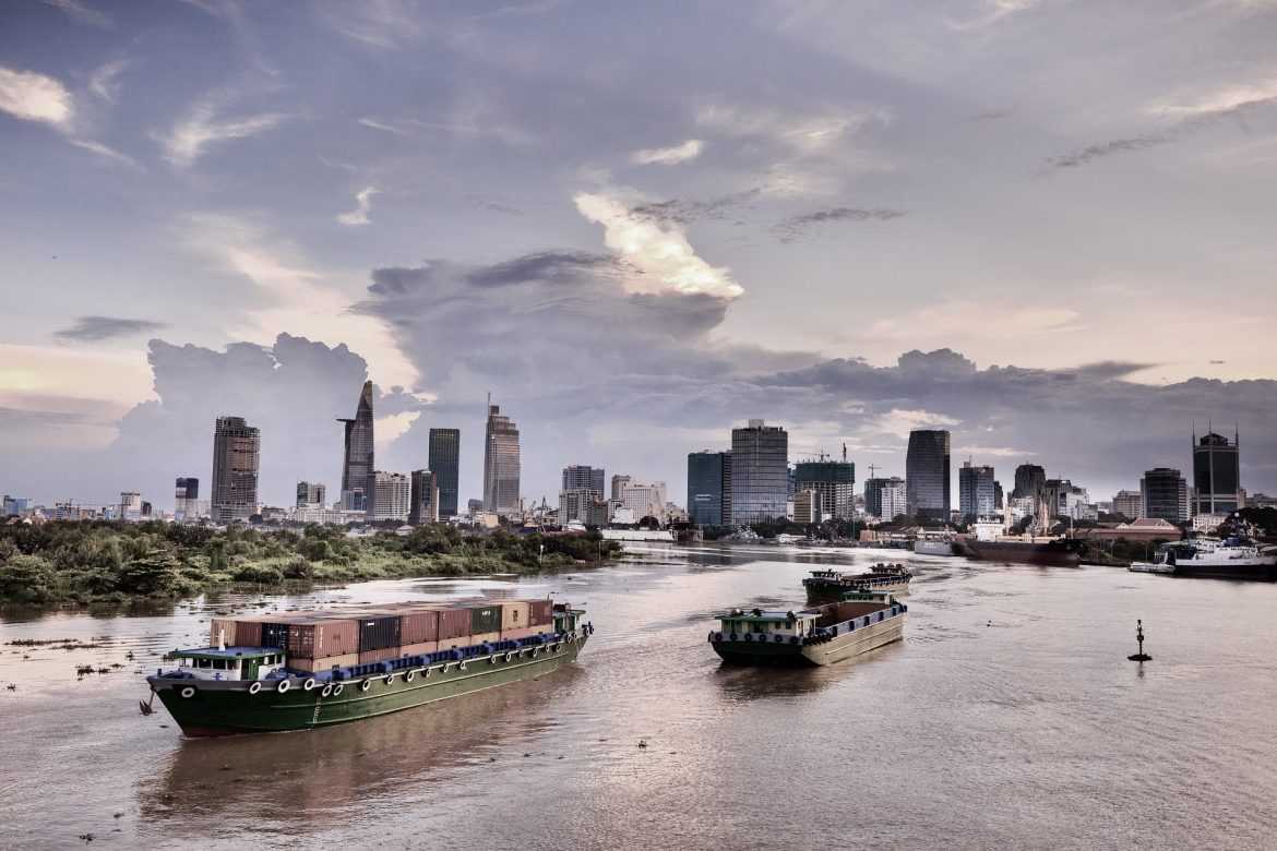 Vietnam Ho-Chi-Minh-Stadt: Skyline und Containerschiff auf dem Fluss Saigon