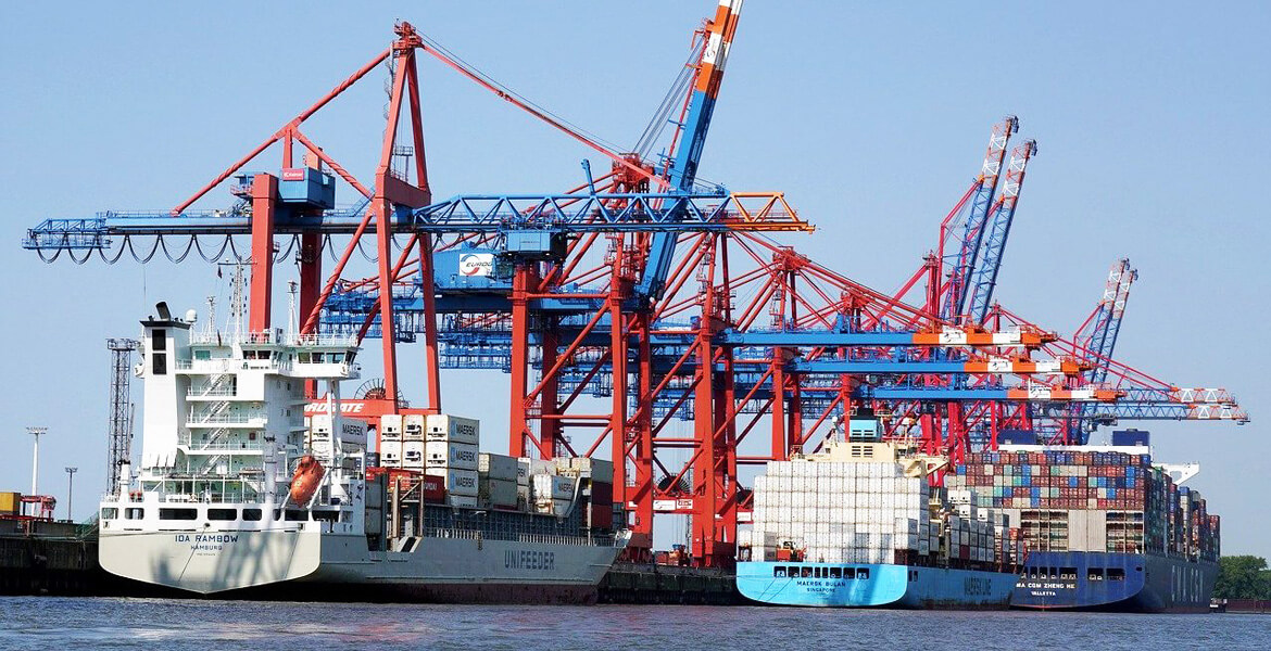 Schiffe im Hafen - Risiken managen mit Supply Chain Risk Management